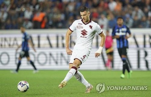 이탈리아 축구대표팀 출신 수비수이자 1982 FIFA 스페인 월드컵 우승 주역 풀비오 콜로바티는 인터밀란이 1996년생 김민재를 주시하고 있다는 소식을 듣자 친정팀이 더 젊은 수비수를 영입할 것으로 예상했다. 김민재는 최근 바이에른 뮌헨에서 주전 경쟁에 어려움을 겪어 인터밀란 이적설이 불거졌다. 이때 콜로바티는 인터밀란이 김민재보다 어린 이탈리아 수비수 1996년생 알레산드로 부온조르노나 2003년생 조르지오 스칼비니를 영입할 것으로 예상했다. 연합뉴스