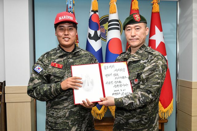 자폐성 발달장애 프로골퍼 이승민이 해병대를 방문해 훈련을 참관했다. 볼미디어 제공