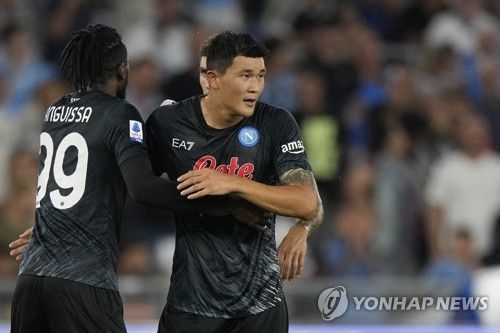 이탈리아 축구대표팀 출신 수비수이자 1982 FIFA 스페인 월드컵 우승 주역 풀비오 콜로바티는 인터밀란이 1996년생 김민재를 주시하고 있다는 소식을 듣자 친정팀이 더 젊은 수비수를 영입할 것으로 예상했다. 김민재는 최근 바이에른 뮌헨에서 주전 경쟁에 어려움을 겪어 인터밀란 이적설이 불거졌다. 이때 콜로바티는 인터밀란이 김민재보다 어린 이탈리아 수비수 1996년생 알레산드로 부온조르노나 2003년생 조르지오 스칼비니를 영입할 것으로 예상했다. 연합뉴스