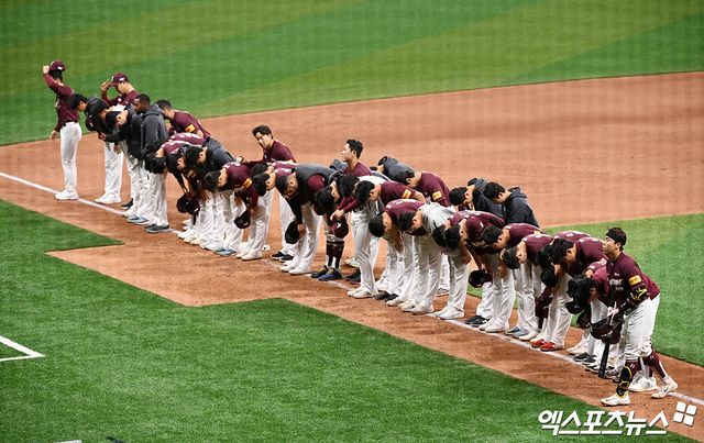 17일 서울 구로구 고척스카이돔에서 열린 메이저리그 월드투어 서울시리즈 2024 스페셜 매치 키움 히어로즈와 LA 다저스의 경기, LA 다저스가 14:3의 스코어로 승리했다. 경기 종료 후 키움 선수들이 관중석을 향해 인사하고 있다. 엑스포츠뉴스 DB