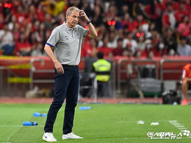 위르겐 클린스만 전 대한민국 축구대표팀 감독이 24일 ESPN 축구 프로그램 출연을 제개했다. 클린스만은 지난해 8월 대표팀 감독을 맡으면서도 버젓이 프로그램에 나왔다. 이후 재택논란, 부업논란이 더욱 거세졌다. 클린스만의 직업 윤리가 한국은 물론 다른 나라에서도 비웃음을 사는 이유가 됐다. 엑스포츠뉴스DB