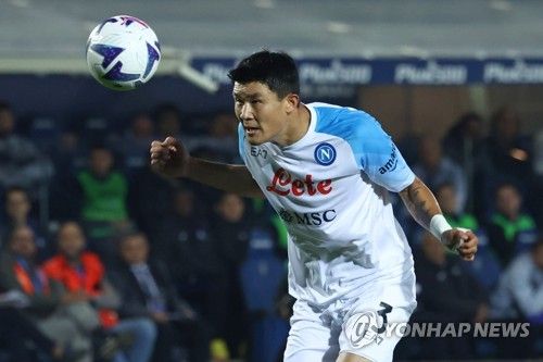 이탈리아 축구대표팀 출신 수비수이자 1982 FIFA 스페인 월드컵 우승 주역 풀비오 콜로바티는 인터밀란이 1996년생 김민재를 주시하고 있다는 소식을 듣자 친정팀이 더 젊은 수비수를 영입할 것으로 예상했다. 김민재는 최근 바이에른 뮌헨에서 주전 경쟁에 어려움을 겪어 인터밀란 이적설이 불거졌다. 이때 콜로바티는 인터밀란이 김민재보다 어린 이탈리아 수비수 1996년생 알레산드로 부온조르노나 2003년생 조르지오 스칼비니를 영입할 것으로 예상했다. 연합뉴스