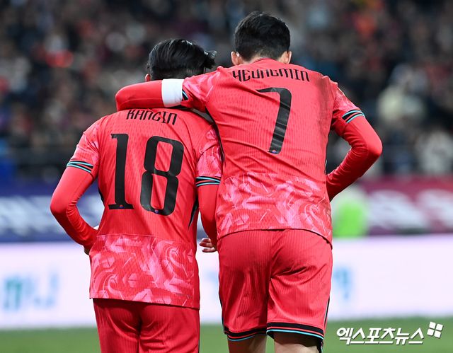 위르겐 클린스만 전 국가대표팀 감독 시절 탁구장에서 마찰을 빚었던 손흥민과 이강인이 21일 서울월드컵경기장에서 열린 한국-태국전에서 서로 껴안으며 화이팅을 외치고 있다. 엑스포츠뉴스DB