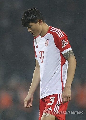 이탈리아 축구대표팀 출신 수비수이자 1982 FIFA 스페인 월드컵 우승 주역 풀비오 콜로바티는 인터밀란이 1996년생 김민재를 주시하고 있다는 소식을 듣자 친정팀이 더 젊은 수비수를 영입할 것으로 예상했다. 김민재는 최근 바이에른 뮌헨에서 주전 경쟁에 어려움을 겪어 인터밀란 이적설이 불거졌다. 이때 콜로바티는 인터밀란이 김민재보다 어린 이탈리아 수비수 1996년생 알레산드로 부온조르노나 2003년생 조르지오 스칼비니를 영입할 것으로 예상했다. 연합뉴스