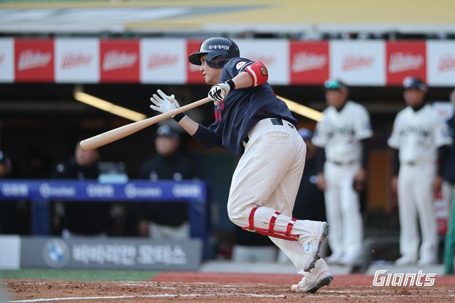 롯데 자이언츠 포수 정보근. 지난 3월 24일 SSG 랜더스와의 2024 신한 SOL Bank KBO리그 시즌 2차전에서 9회초 안타를 기록했다. 사진 롯데 자이언츠