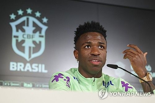 3월 A매치 기간을 보내는 중인 브라질 축구대표팀은 오는 27일 스페인과 친선 A매치를 치를 예정이다. 경기를 앞두고 사전 기자회견에 참석한 브라질과 레알 마드리드 공격수 비니시우스 주니오르는 인종차별에 대한 질문을 받자 눈물을 흘렸다. 스페인 라리가에서 활약 중인 비니시우스는 매년 경기장 안팎에서 인종차별에 시달리며 인종차별주의자들과 싸움을 이어가고 있다. 연합뉴스