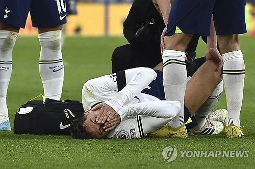 토트넘 홋스퍼와 우루과이 축구대표팀 미드필더 로드리고 벤탄쿠르는 최근 왼쪽 발의 새끼발가락이 부러진 상태로 경기에 뛰고 있다고 고백했다. 지난 시즌 무릎 십자인대가 파열되는 큰 부상을 입어 장기간 결장했던 벤탄쿠르는 최근 훈련을 받다 새끼발가락이 골절됐지만 휴식을 취하기 보다 경기를 뛰면서 팀에 헌신하고 있다. 마침 벤탄쿠르의 절친한 친구이자 토트넘 주장 손흥민도 팀을 위해 손가락에 붕대를 감은 채로 경기를 뛰고 있다. 연합뉴스
