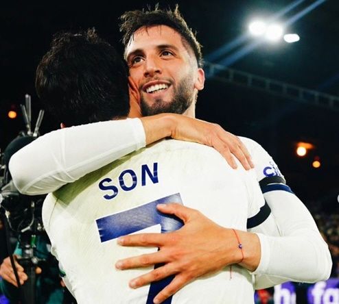 토트넘 홋스퍼와 우루과이 축구대표팀 미드필더 로드리고 벤탄쿠르는 최근 왼쪽 발의 새끼발가락이 부러진 상태로 경기에 뛰고 있다고 고백했다. 지난 시즌 무릎 십자인대가 파열되는 큰 부상을 입어 장기간 결장했던 벤탄쿠르는 최근 훈련을 받다 새끼발가락이 골절됐지만 휴식을 취하기 보다 경기를 뛰면서 팀에 헌신하고 있다. 마침 벤탄쿠르의 절친한 친구이자 토트넘 주장 손흥민도 팀을 위해 손가락에 붕대를 감은 채로 경기를 뛰고 있다. 손흥민 SNS