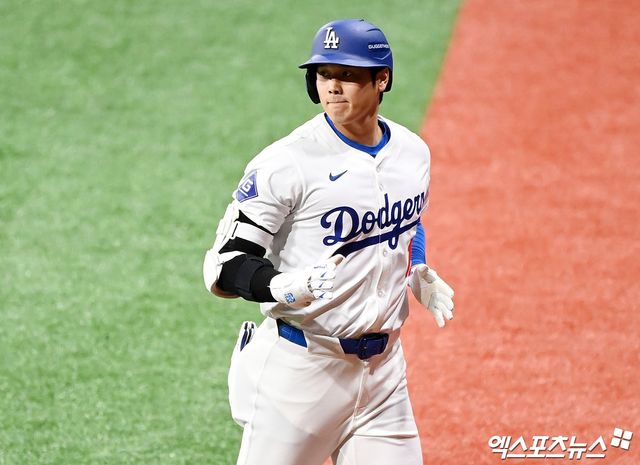 LA 다저스 오타니 쇼헤이가 26일 미국 캘리포니아주 로스엔젤레스에 위치한 다저스타디움에서 열리는 2024 미국프로야구 메이저리그 LA 에인절스와의 시범경기를 앞두고 성명을 발표하는 형식으로 기자회견을 열었다. 오타니는 이 자리를 통해 자신의 베팅 사실이 없음을 강조했고, 미즈하라가 도박 중독에 빠진 것도 몰랐다고 주장했다. 또한 경찰 조사에 적극적으로 협조하겠다는 뜻을 전하기도 했다. 엑스포츠뉴스 DB