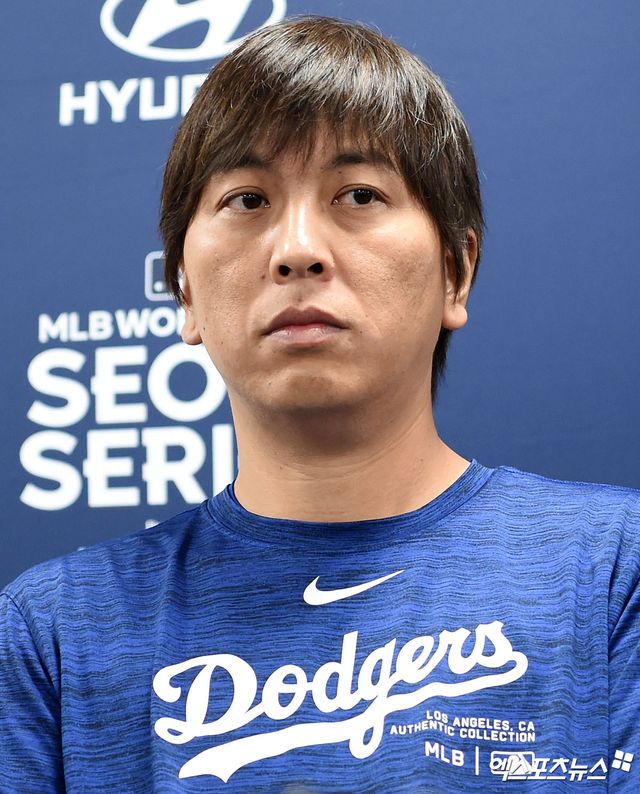 LA 다저스 오타니 쇼헤이가 26일 미국 캘리포니아주 로스엔젤레스에 위치한 다저스타디움에서 열리는 2024 미국프로야구 메이저리그 LA 에인절스와의 시범경기를 앞두고 성명을 발표하는 형식으로 기자회견을 열었다. 오타니는 이 자리를 통해 자신의 베팅 사실이 없음을 강조했고, 미즈하라가 도박 중독에 빠진 것도 몰랐다고 주장했다. 또한 경찰 조사에 적극적으로 협조하겠다는 뜻을 전하기도 했다. 지난 16일 서울시리즈 기자회견에 참석했던 미즈하라 잇페이의 모습. 엑스포츠뉴스 DB