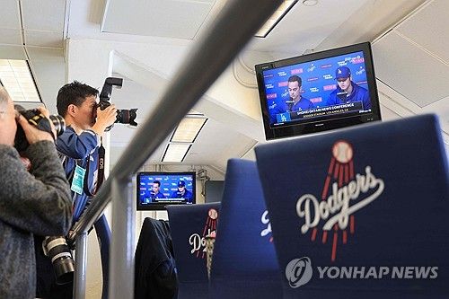 LA 다저스 오타니 쇼헤이가 26일 미국 캘리포니아주 로스엔젤레스에 위치한 다저스타디움에서 열리는 2024 미국프로야구 메이저리그 LA 에인절스와의 시범경기를 앞두고 성명을 발표하는 형식으로 기자회견을 열었다. 오타니는 이 자리를 통해 자신의 베팅 사실이 없음을 강조했고, 미즈하라가 도박 중독에 빠진 것도 몰랐다고 주장했다. 또한 경찰 조사에 적극적으로 협조하겠다는 뜻을 전하기도 했다. 연합뉴스