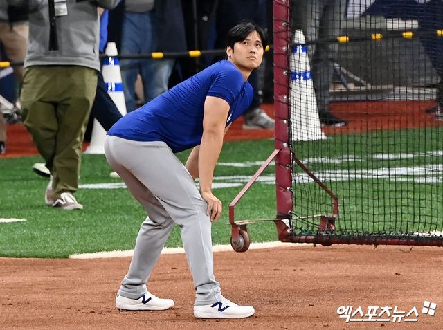 LA 다저스 오타니 쇼헤이가 26일 미국 캘리포니아주 로스엔젤레스에 위치한 다저스타디움에서 열리는 2024 미국프로야구 메이저리그 LA 에인절스와의 시범경기를 앞두고 성명을 발표하는 형식으로 기자회견을 열었다. 오타니는 이 자리를 통해 자신의 베팅 사실이 없음을 강조했고, 미즈하라가 도박 중독에 빠진 것도 몰랐다고 주장했다. 또한 경찰 조사에 적극적으로 협조하겠다는 뜻을 전하기도 했다. 엑스포츠뉴스 DB