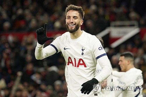 토트넘 홋스퍼와 우루과이 축구대표팀 미드필더 로드리고 벤탄쿠르는 최근 왼쪽 발의 새끼발가락이 부러진 상태로 경기에 뛰고 있다고 고백했다. 지난 시즌 무릎 십자인대가 파열되는 큰 부상을 입어 장기간 결장했던 벤탄쿠르는 최근 훈련을 받다 새끼발가락이 골절됐지만 휴식을 취하기 보다 경기를 뛰면서 팀에 헌신하고 있다. 마침 벤탄쿠르의 절친한 친구이자 토트넘 주장 손흥민도 팀을 위해 손가락에 붕대를 감은 채로 경기를 뛰고 있다. 연합뉴스