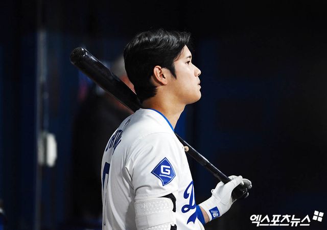 LA 다저스 오타니 쇼헤이가 26일 미국 캘리포니아주 로스엔젤레스에 위치한 다저스타디움에서 열리는 2024 미국프로야구 메이저리그 LA 에인절스와의 시범경기를 앞두고 성명을 발표하는 형식으로 기자회견을 열었다. 오타니는 이 자리를 통해 자신의 베팅 사실이 없음을 강조했고, 미즈하라가 도박 중독에 빠진 것도 몰랐다고 주장했다. 또한 경찰 조사에 적극적으로 협조하겠다는 뜻을 전하기도 했다. 지난 16일 서울시리즈 기자회견에 참석했던 미즈하라 잇페이의 모습. 엑스포츠뉴스 DB