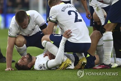 토트넘 홋스퍼와 우루과이 축구대표팀 미드필더 로드리고 벤탄쿠르는 최근 왼쪽 발의 새끼발가락이 부러진 상태로 경기에 뛰고 있다고 고백했다. 지난 시즌 무릎 십자인대가 파열되는 큰 부상을 입어 장기간 결장했던 벤탄쿠르는 최근 훈련을 받다 새끼발가락이 골절됐지만 휴식을 취하기 보다 경기를 뛰면서 팀에 헌신하고 있다. 마침 벤탄쿠르의 절친한 친구이자 토트넘 주장 손흥민도 팀을 위해 손가락에 붕대를 감은 채로 경기를 뛰고 있다. 연합뉴스