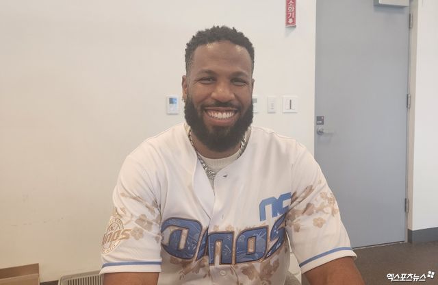 ​​​​전 NC 다이노스 외국인 타자 재비어 스크럭스. 2018시즌을 끝으로 팀을 떠난 뒤 오랜만에 창원을 방문. 창원 팬들에게 인사를 건넸다. 박정현 기자