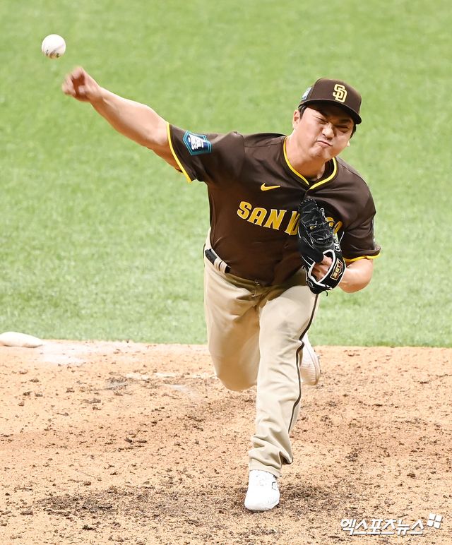 미국 메이저리그 샌디에이고 파드리스의 고우석이 27일 미국 캘리포니아주 샌디에이고의 펫코파크에서 열린 2024 메이저리그 시범경기 시애틀 매리너스와 홈 경기에서 0.2이닝 3실점으로 부진했다. 사진 엑스포츠뉴스 DB