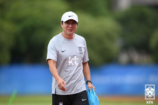 사령탑 황선홍 감독이 국가대표팀(A대표팀) 임시 지휘봉을 잡아 자리를 비운 가운데서도 U-23 대표팀이 WAFF 챔피언십 결승에서 우승했다. U-23 대표팀은 27일 사우디아라비아 알 무바라즈에서 열린 대회 최종일 결승에서 호주를 승부차기로 눌렀다. 국가대표팀 임시 감독을 맡아 태국 원정에서 승리를 챙긴 황선홍 감독은 다시 U-23 대표팀으로 돌아간다. 대한축구협회