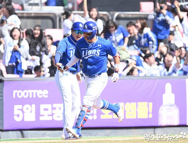 삼성 라이온즈 포수 강민호가 홈런을 친 뒤 베이스를 돌고 있다. 강민호는 KBO리그 역대 최다 경기 출장 신기록까지 1경기만을 남겨뒀다. 27일 잠실 LG 트윈스전에 출전하며 2237경기로 타이기록을 이뤘다. 엑스포츠뉴스 DB