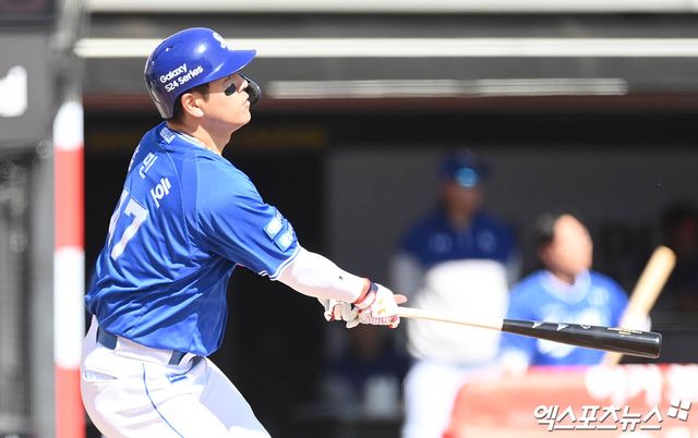 삼성 라이온즈 포수 강민호가 타격 후 타구를 바라보고 있다. 강민호는 KBO리그 역대 최다 경기 출장 신기록까지 1경기만을 남겨뒀다. 27일 잠실 LG 트윈스전에 출전하며 2237경기로 타이기록을 이뤘다. 엑스포츠뉴스 DB