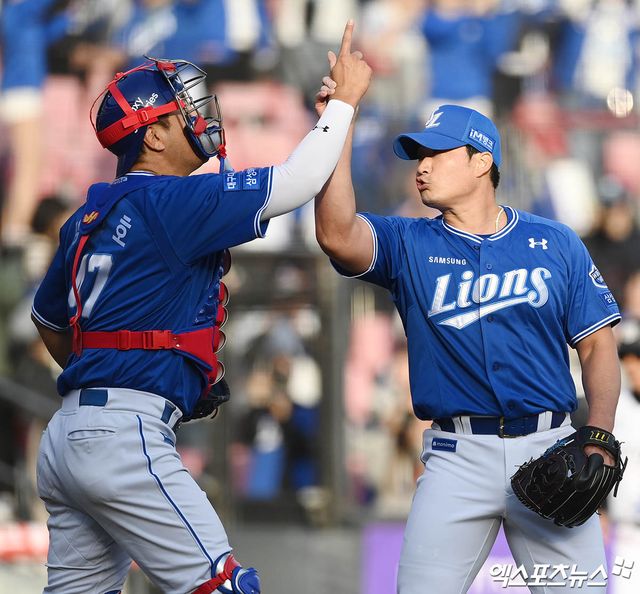 왼쪽부터 삼성 라이온즈 포수 강민호와 마무리투수 오승환이 승리를 지킨 뒤 세리머니하고 있다. 강민호는 KBO리그 역대 최다 경기 출장 신기록까지 1경기만을 남겨뒀다. 27일 잠실 LG 트윈스전에 출전하며 2237경기로 타이기록을 이뤘다. 엑스포츠뉴스 DB