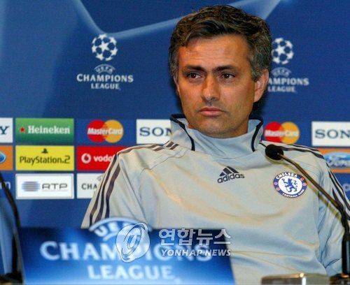 토트넘 홋스퍼에서 손흥민을 애지중지 아꼈던 조세 무리뉴가 국가대표팀 감독직에 대한 열망을 드러냈다. 마침 축구대표팀은 정식 감독을 찾고 있는 상태다. 무리뉴는 최근 유럽 축구 전문기자 파브리치오 로마노와의 독점 인터뷰에서 국가대표팀을 맡고 싶다는 뜻을 밝혀 화제가 됐다. 연합뉴스