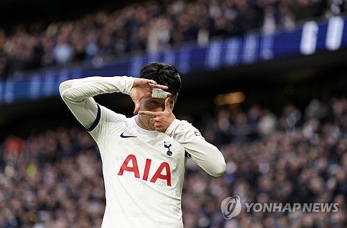 대한민국 캡틴 손흥민이 이제 남은 시즌 동안 소속팀 토트넘 홋스퍼에 집중할 예정이다. 27일 자신의 소셜네트워크서비스를 통해 태국전에 뜨거운 응원을 보내준 팬들에게 감사 인사를 전하는 한 편, 남은 일정 동안 토트넘에서 최선을 다하겠다는 뜻을 밝혔다. 연합뉴스