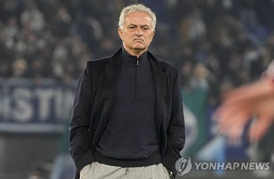 조세 무리뉴 감독은 토트넘 홋스퍼 시절을 상상도 하기 싫어했다. 그는 토트넘에서 감독직에 집중할 수 없었던 환경이 성공하지 못한 요인이라고 짚으며, 자신이 토트넘에서는 감독이 아니었다고 말했다. 과거에도 서슴없이 토트넘을 저격했던 무리뉴 감독은 최근 진행한 인터뷰에서도 토트넘을 저격하는 듯한 발언을 했다. 사진 연합뉴스