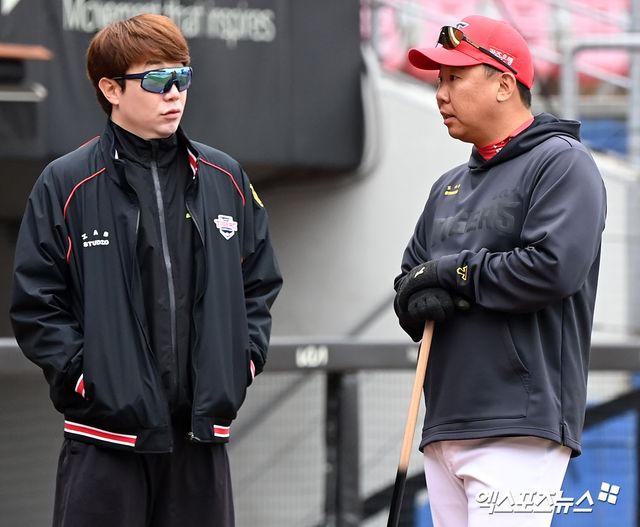 27일 오후 광주기아챔피언스필드에서 열리는 2024 신한 SOL Bank KBO리그 롯데 자이언츠와 KIA 타이거즈의 경기, KIA 이범호 감독이 양현종과 대화를 나누고 있다. 광주, 김한준 기자