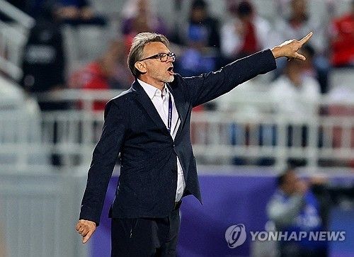 박항서 감독이 떠나니 추락했다. 베트남이 신태용 감독이 이끄는 인도네시아에 대패를 당한 뒤 필립 트루시에 감독을 경질했다. 박항서 감독 시절 동남아시아 축구의 자존심으로 자리잡았던 베트남은 트루시에 감독이 부임한 이후 휘청였다. 결국 베트남은 트루시에 감독과 계약 해지라는 결단을 내렸다. 사진 연합뉴스