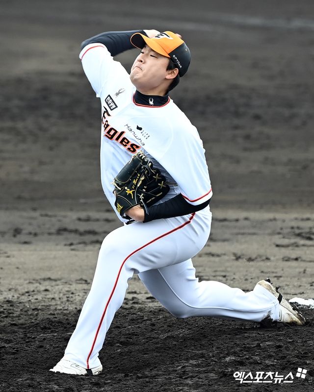 일본 오키나와현 구시카와 구장에서 한화 이글스와 롯데 자이언츠의 연습경기가 열렸다. 5회초 공을 힘차게 던지고 있다. 엑스포츠뉴스DB