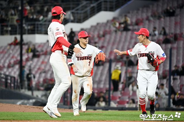 27일 오후 광주기아챔피언스필드에서 열린 2024 신한 SOL Bank KBO리그 롯데 자이언츠와 KIA 타이거즈의 경기, 6회초 수비를 마친 KIA 김선빈이 서건창과 하이파이브를 하고 있다. 광주, 김한준 기자