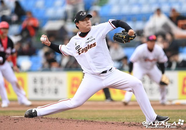대전 한화생명이글스파크에서 열린 2024 신한 SOL Bank KBO리그 KIA 타이거즈와 한화 이글스의 시범경기, 5회초 1사 1루 한화 한승혁이 역투하고 있다. 엑스포츠뉴스DB