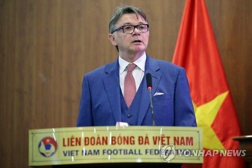 박항서 감독이 떠나니 추락했다. 베트남이 신태용 감독이 이끄는 인도네시아에 대패를 당한 뒤 필립 트루시에 감독을 경질했다. 박항서 감독 시절 동남아시아 축구의 자존심으로 자리잡았던 베트남은 트루시에 감독이 부임한 이후 휘청였다. 결국 베트남은 트루시에 감독과 계약 해지라는 결단을 내렸다. 사진 연합뉴스