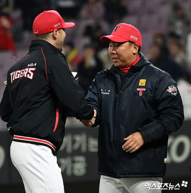 27일 오후 광주기아챔피언스필드에서 열린 2024 신한 SOL Bank KBO리그 롯데 자이언츠와 KIA 타이거즈의 경기, KIA가 롯데에 8:2로 승리하며 3연승을 기록했다. 이날 경기에서 승리한 KIA 이범호 감독이 네일에게 꽃다발을 건네고 있다. 광주, 김한준 기자