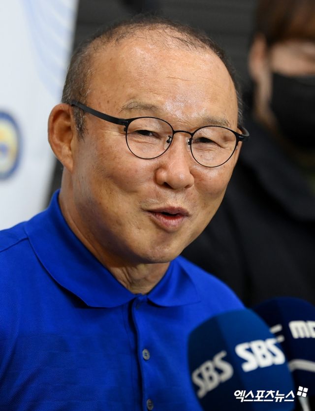 박항서 감독이 떠나니 추락했다. 베트남이 신태용 감독이 이끄는 인도네시아에 대패를 당한 뒤 필립 트루시에 감독을 경질했다. 박항서 감독 시절 동남아시아 축구의 자존심으로 자리잡았던 베트남은 트루시에 감독이 부임한 이후 휘청였다. 결국 베트남은 트루시에 감독과 계약 해지라는 결단을 내렸다. 사진 엑스포츠뉴스 DB