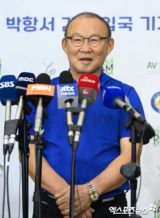 박항서 감독이 떠나니 추락했다. 베트남이 신태용 감독이 이끄는 인도네시아에 대패를 당한 뒤 필립 트루시에 감독을 경질했다. 박항서 감독 시절 동남아시아 축구의 자존심으로 자리잡았던 베트남은 트루시에 감독이 부임한 이후 휘청였다. 결국 베트남은 트루시에 감독과 계약 해지라는 결단을 내렸다. 사진 엑스포츠뉴스 DB