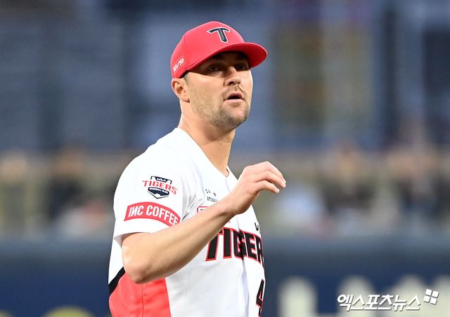 27일 오후 광주기아챔피언스필드에서 열린 2024 신한 SOL Bank KBO리그 롯데 자이언츠와 KIA 타이거즈의 경기, 1회초 KIA 선발투수 네일이 공을 힘차게 던지고 있다. 광주, 김한준 기자