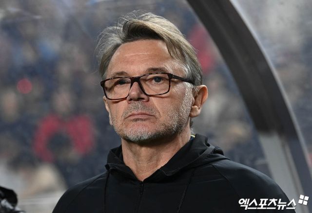 박항서 감독이 떠나니 추락했다. 베트남이 신태용 감독이 이끄는 인도네시아에 대패를 당한 뒤 필립 트루시에 감독을 경질했다. 박항서 감독 시절 동남아시아 축구의 자존심으로 자리잡았던 베트남은 트루시에 감독이 부임한 이후 휘청였다. 결국 베트남은 트루시에 감독과 계약 해지라는 결단을 내렸다. 사진 엑스포츠뉴스 DB