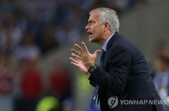 조세 무리뉴 감독은 토트넘 홋스퍼 시절을 상상도 하기 싫어했다. 그는 토트넘에서 감독직에 집중할 수 없었던 환경이 성공하지 못한 요인이라고 짚으며, 자신이 토트넘에서는 감독이 아니었다고 말했다. 과거에도 서슴없이 토트넘을 저격했던 무리뉴 감독은 최근 진행한 인터뷰에서도 토트넘을 저격하는 듯한 발언을 했다. 사진 연합뉴스