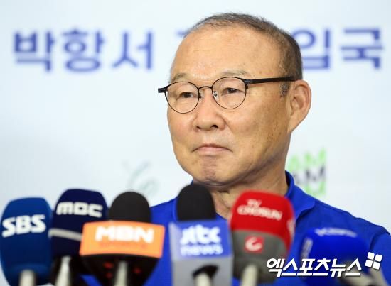 박항서 감독이 떠나니 추락했다. 베트남이 신태용 감독이 이끄는 인도네시아에 대패를 당한 뒤 필립 트루시에 감독을 경질했다. 박항서 감독 시절 동남아시아 축구의 자존심으로 자리잡았던 베트남은 트루시에 감독이 부임한 이후 휘청였다. 결국 베트남은 트루시에 감독과 계약 해지라는 결단을 내렸다. 사진 엑스포츠뉴스 DB