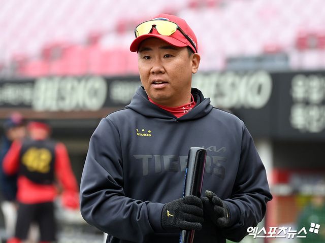 27일 오후 광주기아챔피언스필드에서 열리는 2024 신한 SOL Bank KBO리그 롯데 자이언츠와 KIA 타이거즈의 경기, KIA 이범호 감독이 선수들의 훈련을 지켜보고 있다. 광주, 김한준 기자