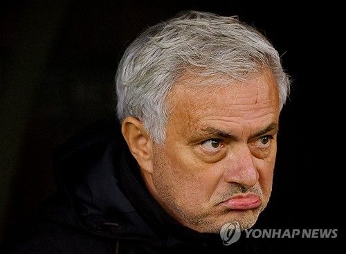 조세 무리뉴 감독은 토트넘 홋스퍼 시절을 상상도 하기 싫어했다. 그는 토트넘에서 감독직에 집중할 수 없었던 환경이 성공하지 못한 요인이라고 짚으며, 자신이 토트넘에서는 감독이 아니었다고 말했다. 과거에도 서슴없이 토트넘을 저격했던 무리뉴 감독은 최근 진행한 인터뷰에서도 토트넘을 저격하는 듯한 발언을 했다. 사진 연합뉴스