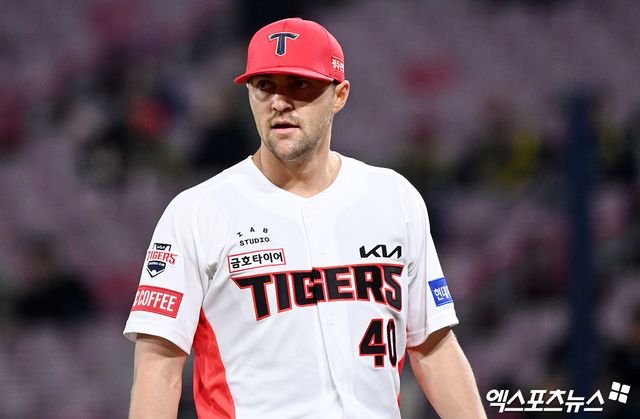 27일 오후 광주기아챔피언스필드에서 열린 2024 신한 SOL Bank KBO리그 롯데 자이언츠와 KIA 타이거즈의 경기, 5회초 수비를 마친 KIA 선발투수 네일이 더그아웃으로 향하고 있다. 광주, 김한준 기자