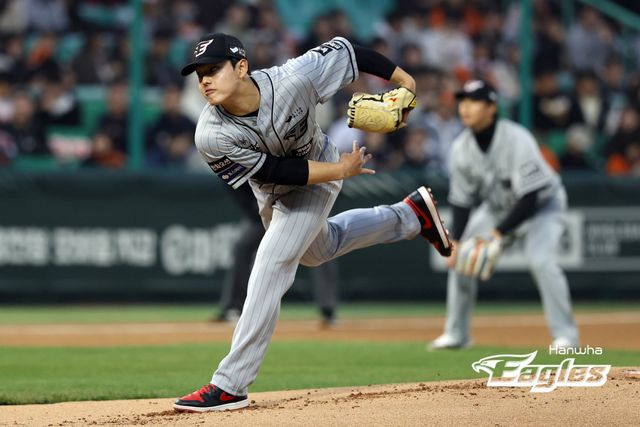 28일 오후 인천SSG랜더스필드에서 열린 2024 신한 SOL Bank KBO리그 한화 이글스와 SSG 랜더스의 경기, 한화가 10대6 승리를 거뒀다. 선발투수로 등판한 한화 문동주는 최고 158km/h 빠른 공을 뿌리며 5이닝 5K 2실점을 기록하고 시즌 첫 승을 올렸다. 한화 이글스