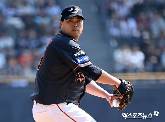 류현진은 29일 대전 한화생명이글스파크에서 열리는 2024 신한 SOL Bank KBO리그 KT 위즈와의 홈 개막전에서 선발투수로 등판한다. 이날 류현진은 시즌 첫 승과 통산 99승에 재도전한다. 엑스포츠뉴스DB