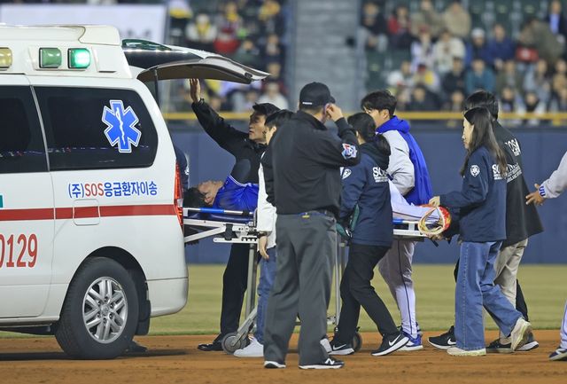 병원으로 호송되는 류지혁. 삼성 라이온즈