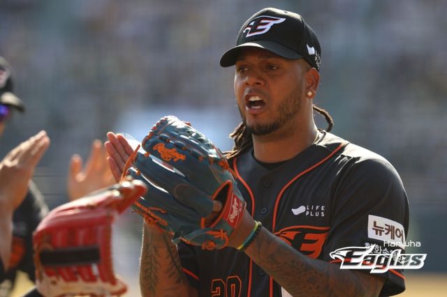 24일 오후 서울 잠실구장에서 열린 2024 신한 SOL Bank KBO리그 한화 이글스와 LG 트윈스의 경기, 한화가 8대4 승리를 거뒀다. 선발투수로 등판한 한화 페냐는 6⅔이닝 2실점 호투로 팀의 시즌 첫 승을 이끌었다. 한화 이글스