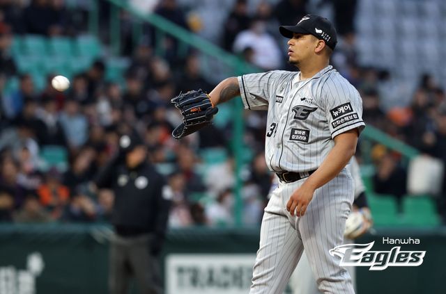 27일 오후 인천SSG랜더스필드에서 열린 2024 신한 SOL Bank KBO리그 한화 이글스와 SSG 랜더스의 경기, 한화가 3대1 승리를 거뒀다. 선발투수로 등판한 한화 산체스는 5⅔이닝 8K 1실점으로 호투하고 시즌 첫 승을 올렸다. 한화 이글스