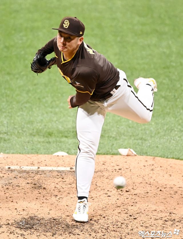 샌디에이고 파드리스 투수 마쓰이 유카. 29일 샌프란시스코 자이언츠와 본토 개막전에 구원등판해 1.2이닝 무실점으로 빅리그 데뷔 첫승을 따냈다. 사진 엑스포츠뉴스 DB